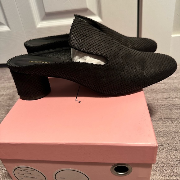 Intentionally Blank Gate Mules - Picture 3 of 5